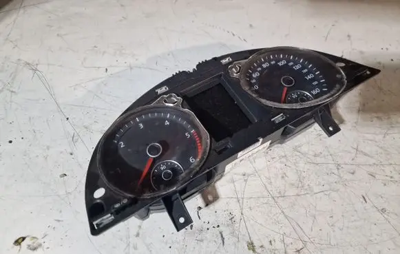Volkswagen PASSAT B7 Speedometer (instrument cluster) 3AA920970N