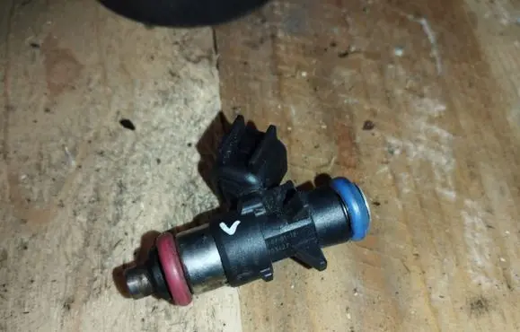 Chrysler Town & Country V Fuel injector 05184085AC