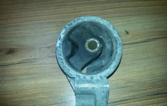 Volvo S40, V40 Engine mount bracket