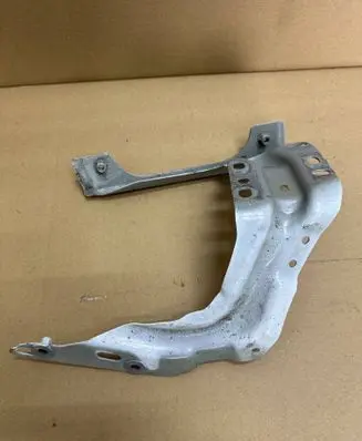 Volkswagen Tiguan Fender mounting bracket 5NA821136B