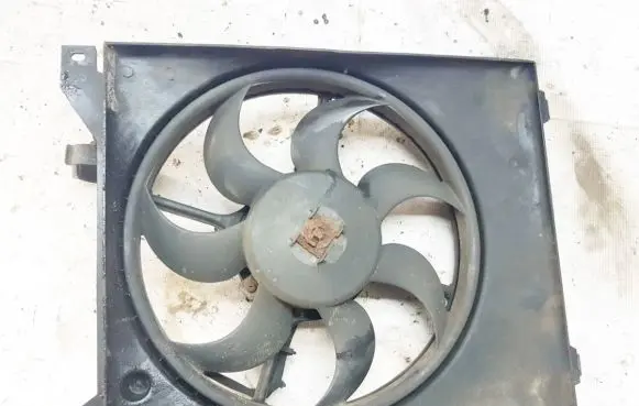 Radiator cooling fan shroud