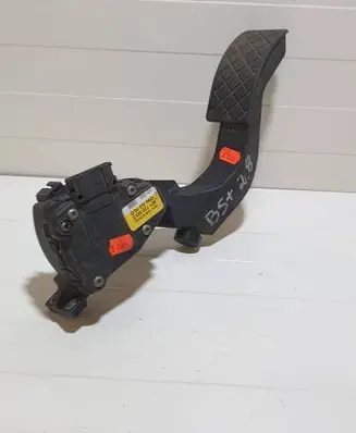 Volkswagen PASSAT B5.5 Accelerator throttle pedal 8D1723523E