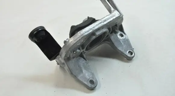 Nissan X-Trail T32 Engine mount bracket