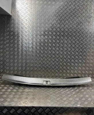 Trunk/boot sill cover protection