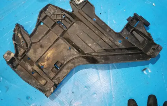 Headlight/headlamp mounting bracket