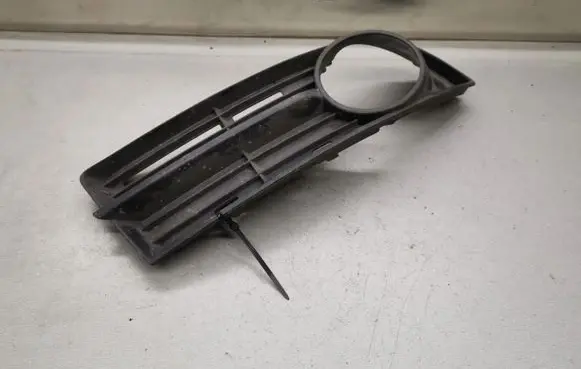 Volkswagen Touran I Front bumper lower grill 1T0853666A