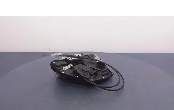 Suzuki Swift I Front door lock 