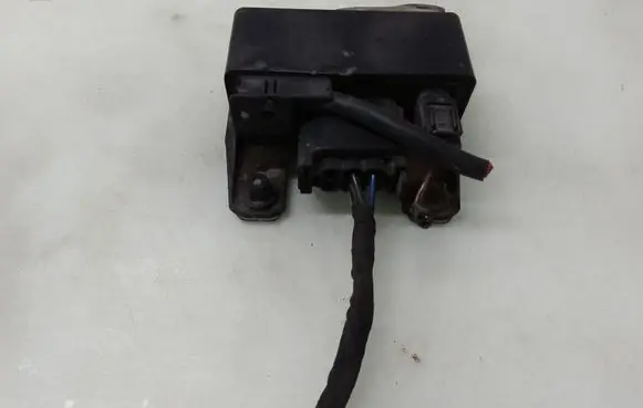 Mercedes-Benz E W211 Glow plug pre-heat relay 