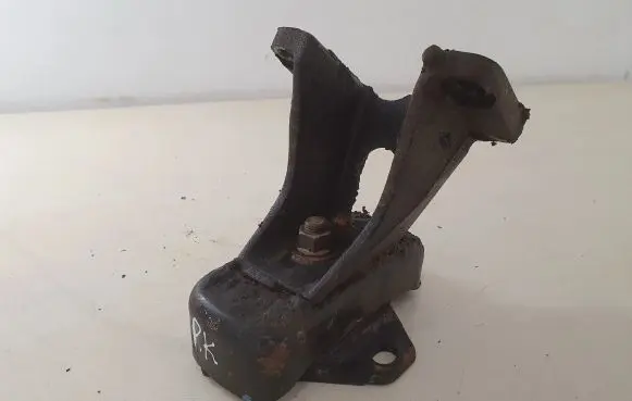 Toyota Land Cruiser (HDJ90) Engine mount bracket
