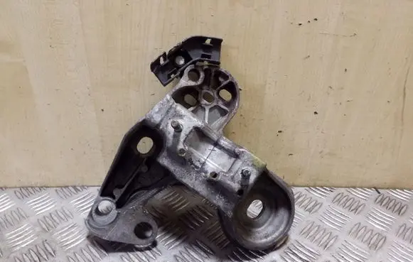 Engine mounting bracket