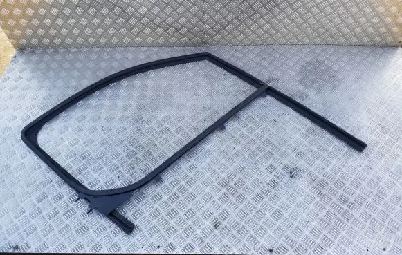 Opel Vivaro Rubber seal front door window/glass 