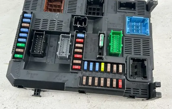 Peugeot 308 Fuse module E1111754 9807054180