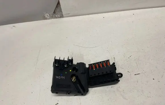 Mercedes-Benz E W211 Fuse module 2119820402