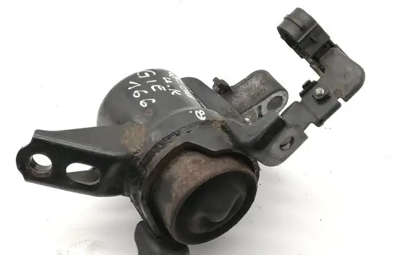 Toyota Avensis T270 Engine mount bracket
