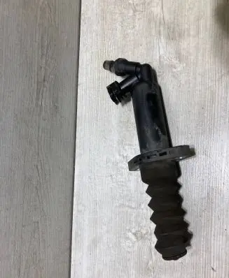 Clutch slave cylinder
