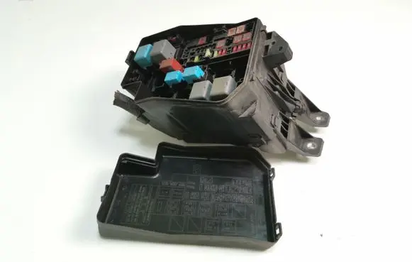Toyota RAV 4 (XA30) Fuse module 8266242191
