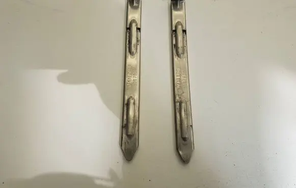 Headlight/headlamp mounting bracket