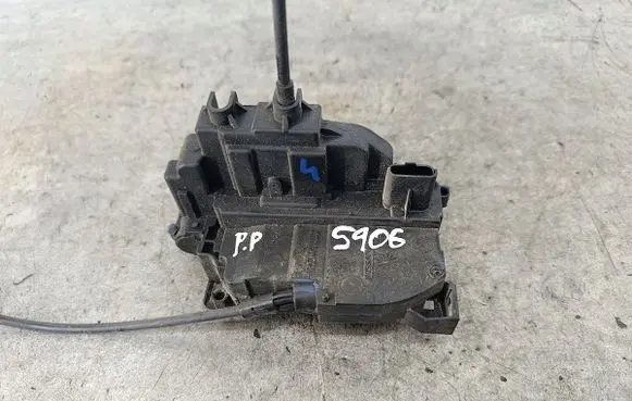 Renault Clio III Front door lock 