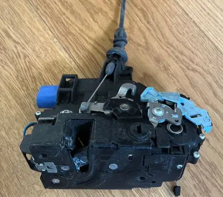 Volkswagen Golf V Rear door lock 7L0839016D