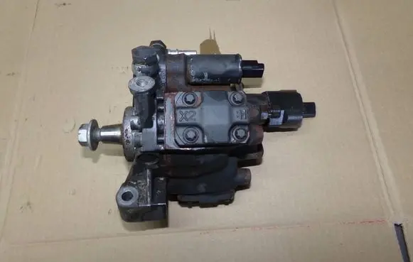 Renault Megane III Fuel injection high pressure pump 8200704210