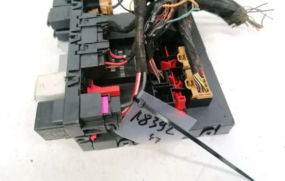 Volkswagen PASSAT B6 Fuse box set 3C0937049J