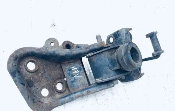 Mazda MPV Engine mount bracket