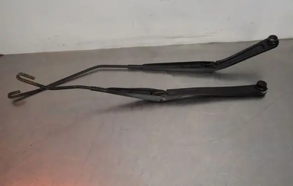 Nissan Juke I F15 Front wiper blade arm