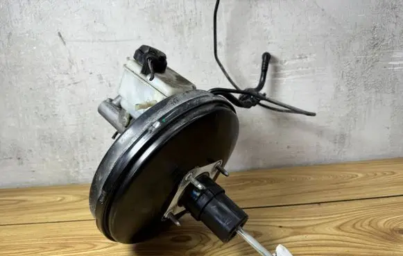 Volkswagen Golf VI Brake booster 1K1614105DB 2043VZ12Y1VFA3