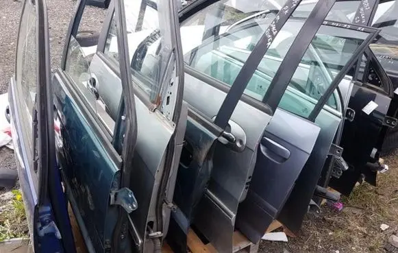 Mitsubishi Space Runner Front door
