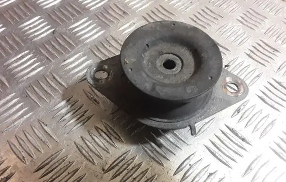 Opel Vivaro Engine mount bracket 8200008824D