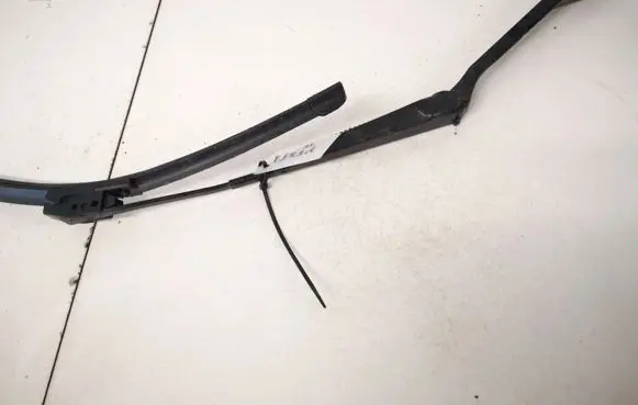 Toyota RAV 4 (XA20) Front wiper blade arm