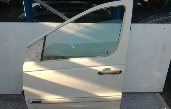 Mercedes-Benz Vaneo W414 Front door
