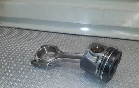 Opel Insignia A Piston with connecting rod 