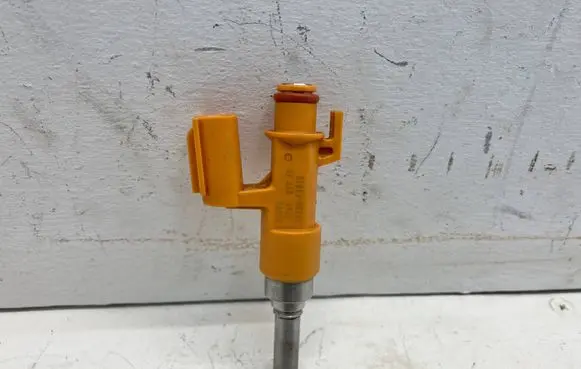 Toyota C-HR I Fuel injector 23250F2070