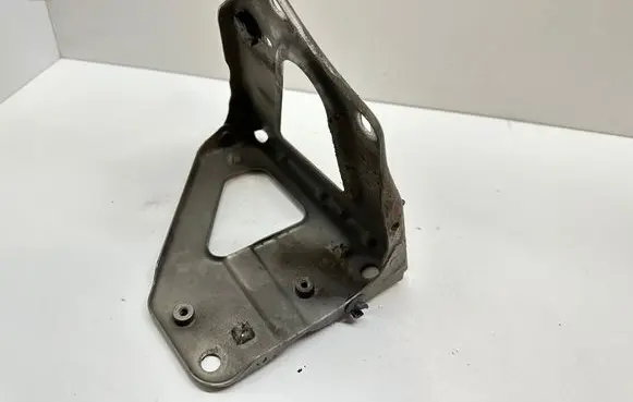 Fender mounting bracket