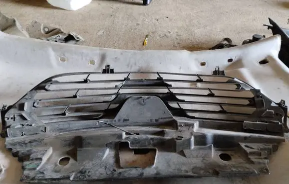 Renault Trafic III (X82) Front bumper upper radiator grill 623108673R