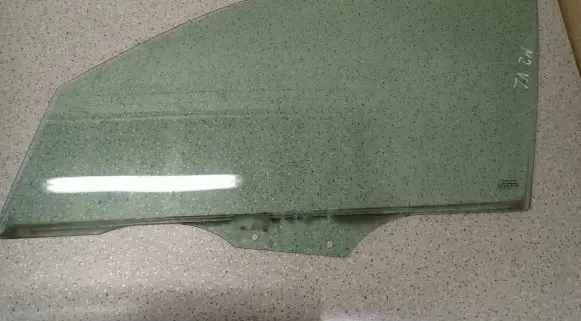 Mazda 2 Sliding door window/glass 