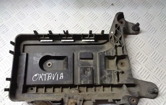 Skoda Octavia Mk2 (1Z) Battery tray 1K0915333