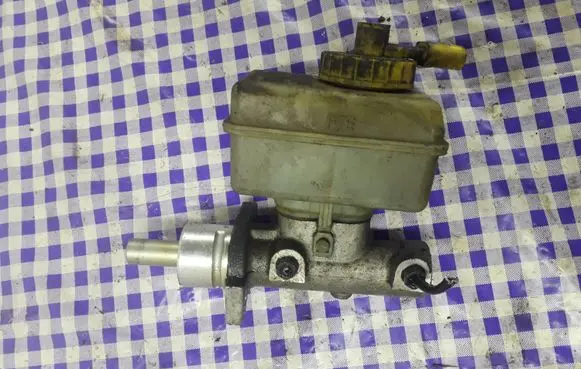 Volkswagen New Beetle Master brake cylinder