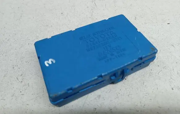 Toyota Corolla E120 E130 Fuse module 8264102040 MB2323008521