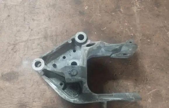 Chrysler Town & Country V Engine mounting bracket 04721570AA