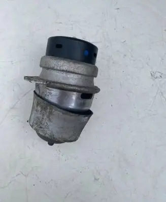 Volkswagen Touareg II Engine mount bracket 7L8199131H
