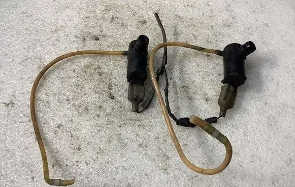 Suzuki Grand Vitara I Windscreen/windshield washer pump 
