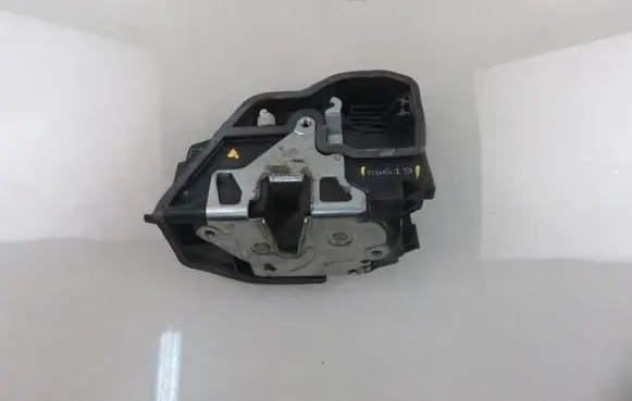 BMW 5 E60 E61 Front door lock 7154619