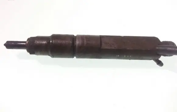 Volkswagen Golf III Fuel injector 028130201T
