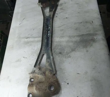 Engine mounting bracket