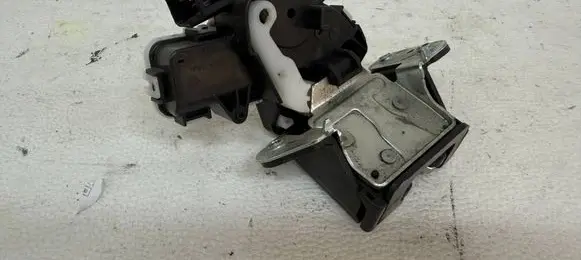 Mazda 3 II Tailgate/trunk/boot lock/catch/latch C6728