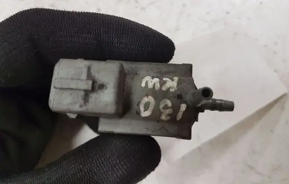 BMW 3 E90 E91 Vacuum valve 70078400 7537612