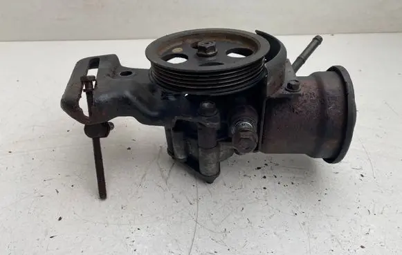 Toyota Avensis Verso Power steering pump U96