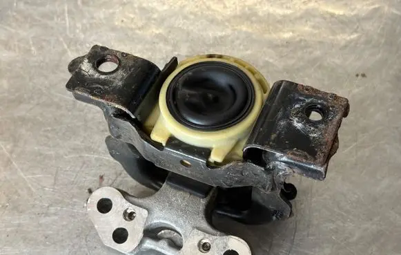 Peugeot 208 Engine mount bracket 9681706580